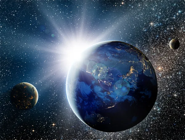 Восход солнца на планеты и спутники в космосе — стоковое фото