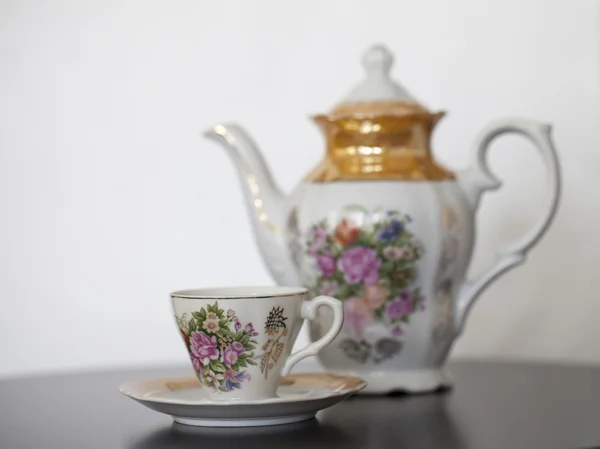 Чайник антикварный фарфор с блюдцем и чашка — стоковое фото