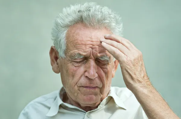 Старик с головной болью — стоковое фото
