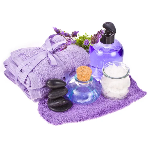 Концепция SPA - полотенца и цветки лаванды и камни — стоковое фото