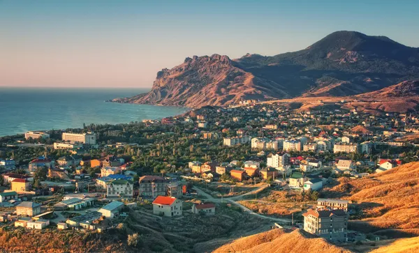 Крым курортный городок с видом на горы и море — стоковое фото