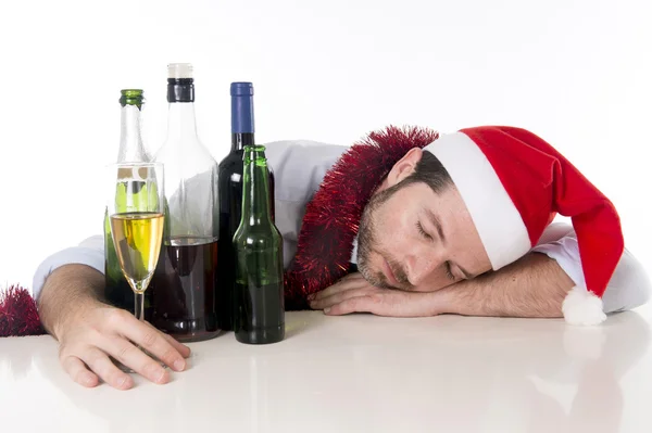 Пьяный бизнесмен спит после питья много на его части xmas — стоковое фото