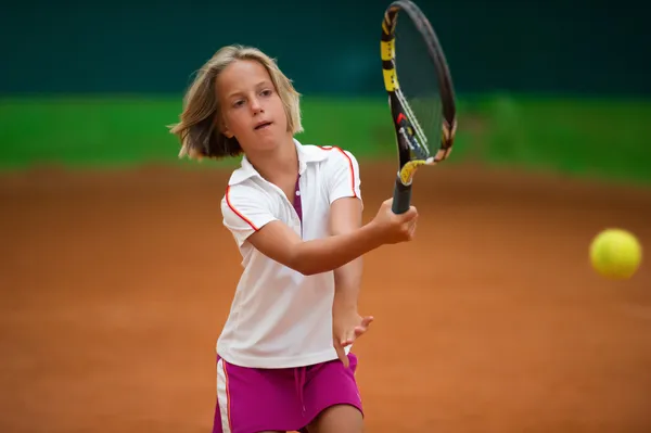 Спортсмен девушка с ракеткой на Теннисный корт — стоковое фото