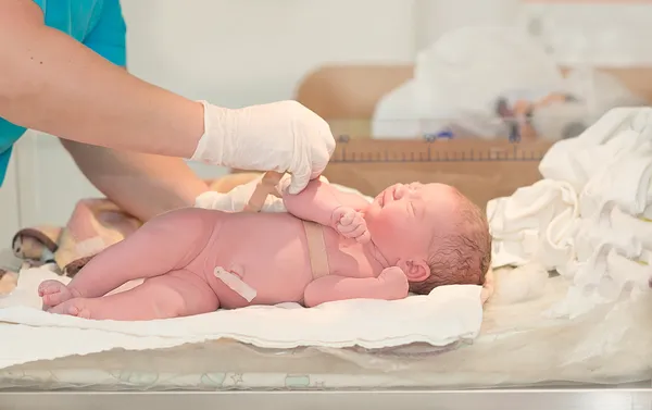 Измерение новорожденного в больнице — стоковое фото