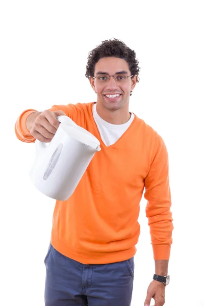 Человек, держащий электрического чайника налить кипящей воды — стоковое фото