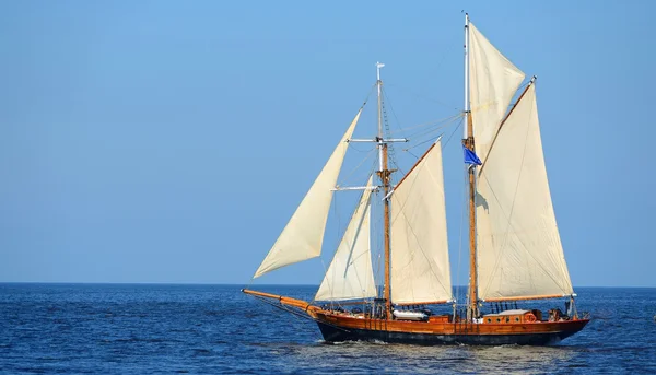 Старые исторические парусников (яхта) с белым паруса в синем море — стоковое фото