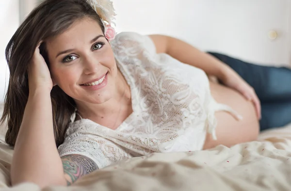 Естественный свет портрет беременной молодой женщины — стоковое фото