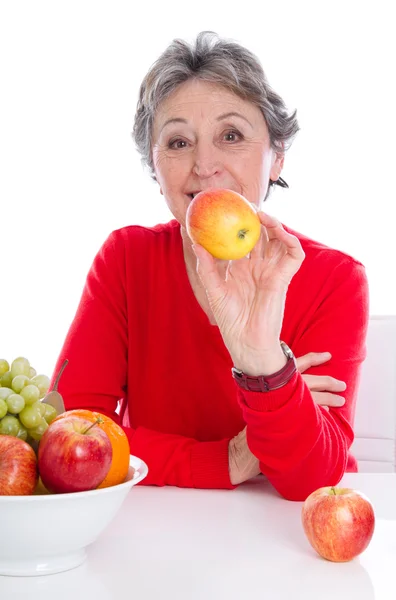 Старший женщина с фруктами — стоковое фото