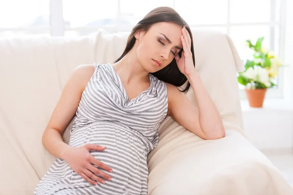 Подавленная беременная женщина — стоковое фото