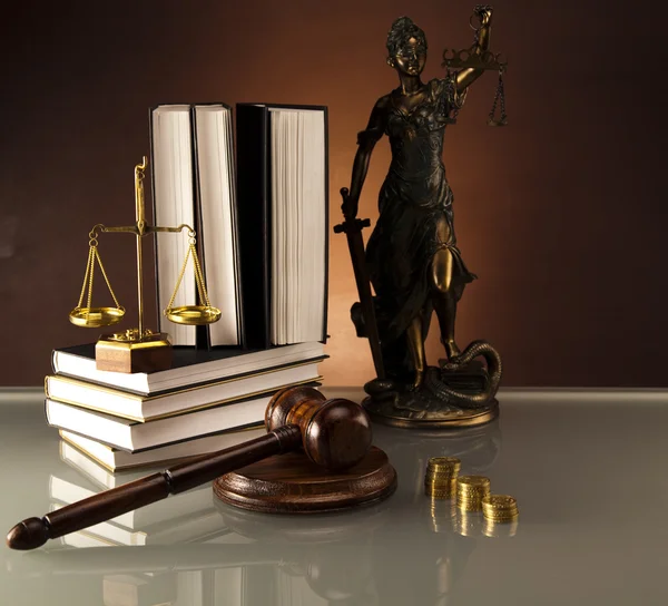 Статуя правосудия леди, молоток и книги, золотые монеты — стоковое фото