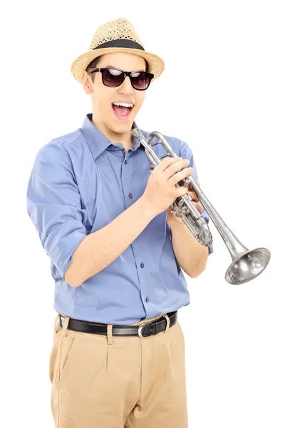 Музыкант Холдинг Серебряная труба — стоковое фото