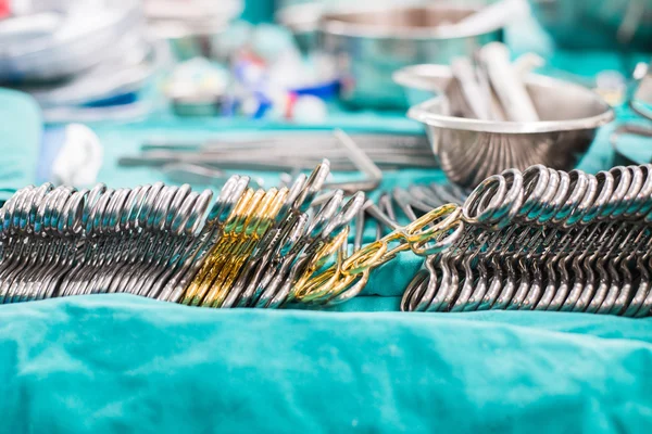 Хирургические инструменты для хирургии открытого сердца — стоковое фото
