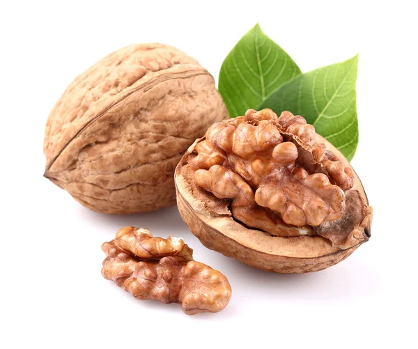 Грецкие орехи с листьями — стоковое фото