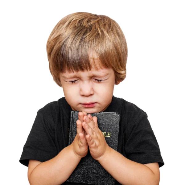 Маленький мальчик, молящийся — стоковое фото
