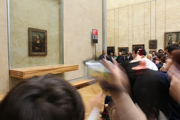Париж: посетителей принять фото Леонардо да Винчи «Мона Лиза Лицензионные Стоковые Фото