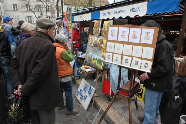 Париж - около 1 мая 2013 г.: Общественная художник и покупателя на Монмартр — стоковое фото