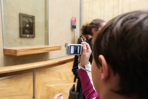 Париж - 3 мая: посетителей принять фото Леонардо да Винчи «Мона Лиза Стоковая Картинка