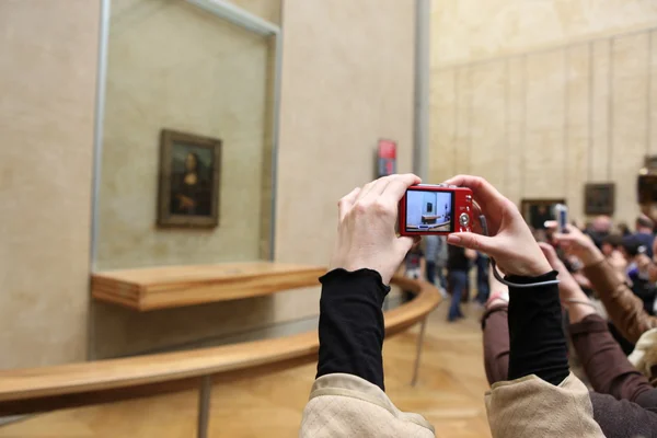Париж - 3 мая: посетителей принять фото Леонардо да Винчи «Мона Лиза Лицензионные Стоковые Изображения