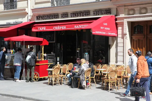 Вид типичного парижского кафе — стоковое фото