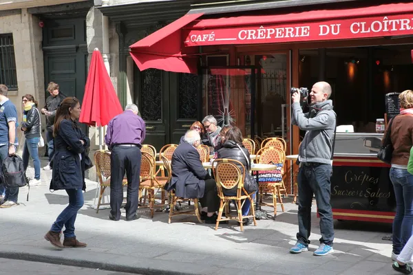 Вид типичного парижского кафе — стоковое фото