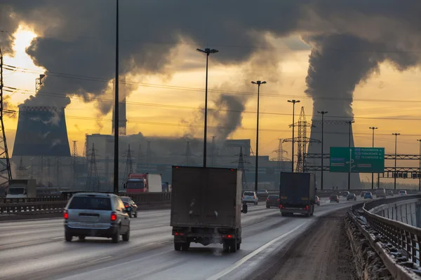 Санкт Петербург город ringway с автомобилями и загрязнение воздуха от тепла электрической генерации завода в Санкт Петербурге Стоковое Изображение