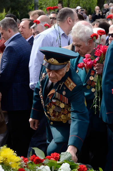 Старый солдат приходят возложить цветы к вечному огню во время празднования победы день, Одесса, Украина — стоковое фото