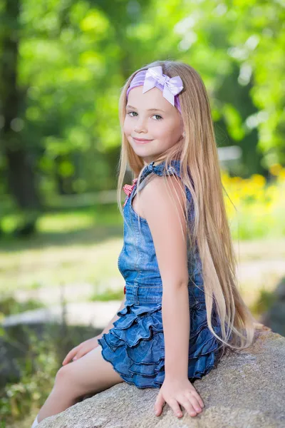 Маленькая девочка в платье джинсы — стоковое фото