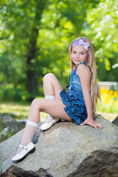 Маленькая девочка в платье джинсы — стоковое фото