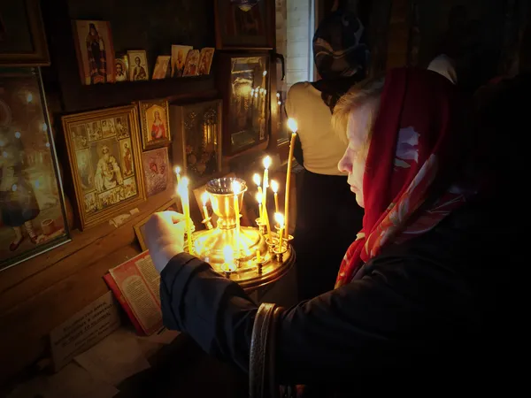 Женщина ставит свечу памяти Лицензионные Стоковые Изображения