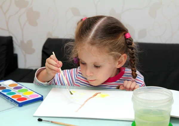 Маленькая девочка рисует краски — стоковое фото
