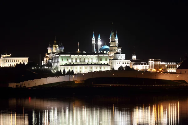 Ночной вид на Казанский Кремль с отражением в реке — стоковое фото