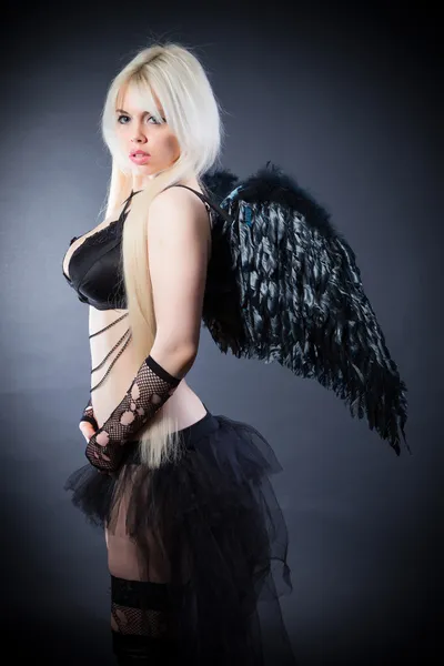 Лонд девушки с крыльями, черный — стоковое фото