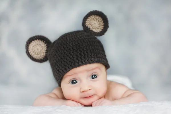 Милые новорожденный мальчик в шляпе — стоковое фото