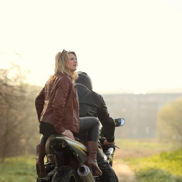 Пара с мотоцикла Стоковое Фото