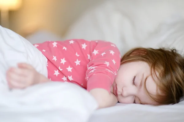 Очаровательны маленькая девочка спит — стоковое фото