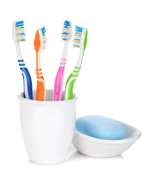 Четыре красочные зубные щетки и мыло — стоковое фото