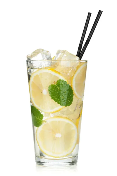 Стакан лимонада с лимоном и мятой — стоковое фото