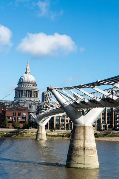 Мост тысячелетия и собор Св.Павла, Лондон — стоковое фото