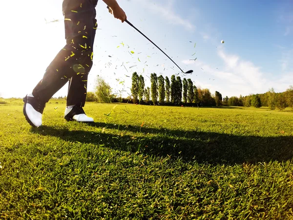 Гольфист выполняет гольф выстрел из фарватера — стоковое фото