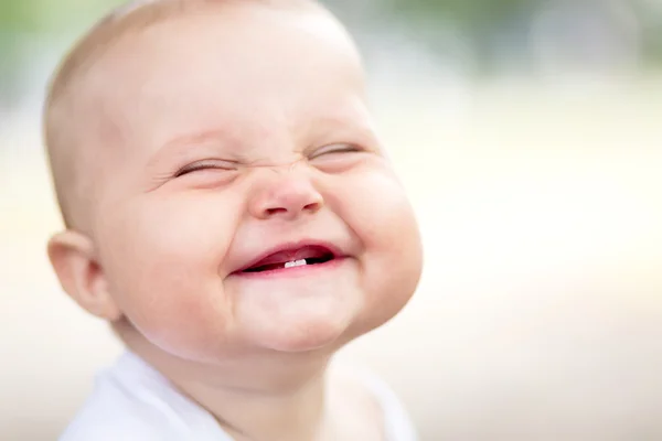 Милый ребенок улыбается — стоковое фото