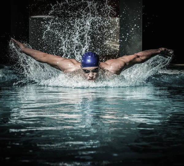 Молодой человек в плавание шапочка и очки плавание способом Брасс — стоковое фото