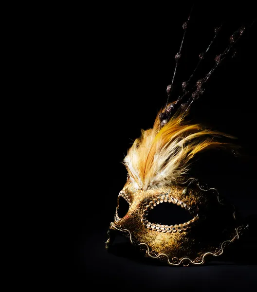 Золотой Венецианская маска на черном фоне — стоковое фото