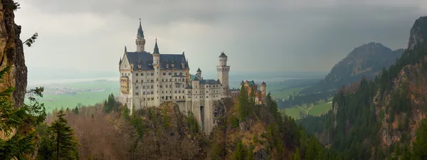 Замок Нойшванштайн в Баварские Альпы Стоковое Фото