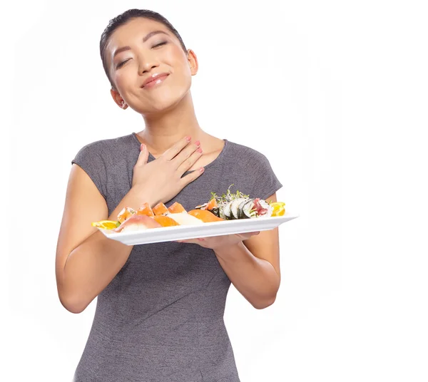 Женщина держит тарелку с суши — стоковое фото