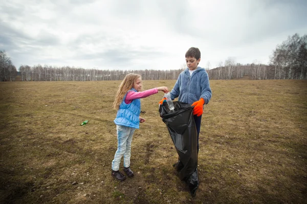 Дети убирают мусор — стоковое фото