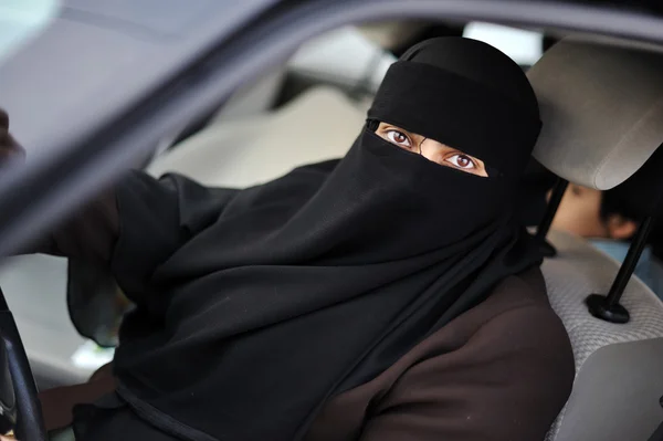 Мусульманского Ближнего Востока женщина водитель носить вуаль Стоковая Картинка