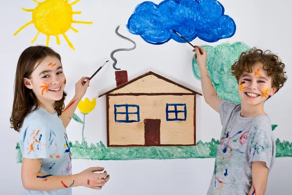 Дети, живопись на стене — стоковое фото