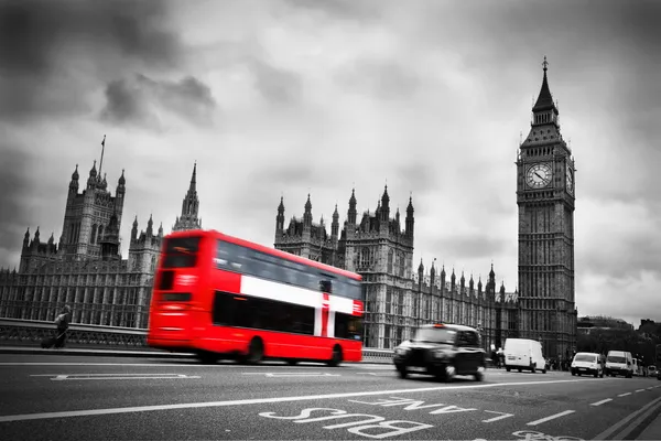 Лондон, Великобритания. красный автобус в движении и Биг Бен — стоковое фото