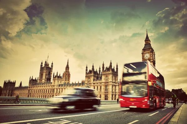 Лондон, Великобритания. красный автобус, такси, такси в движении и Биг Бен — стоковое фото