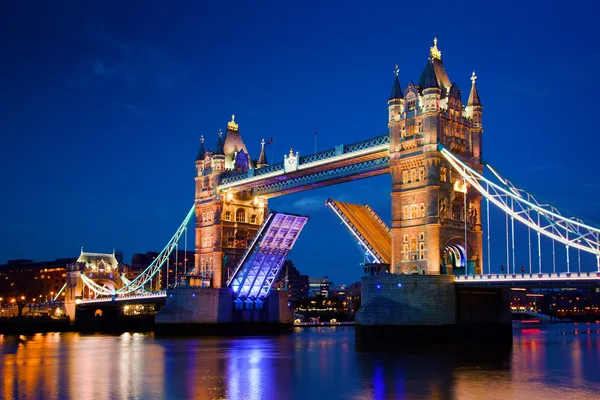 Тауэрский мост в Лондоне, Великобритания в ночное время — стоковое фото